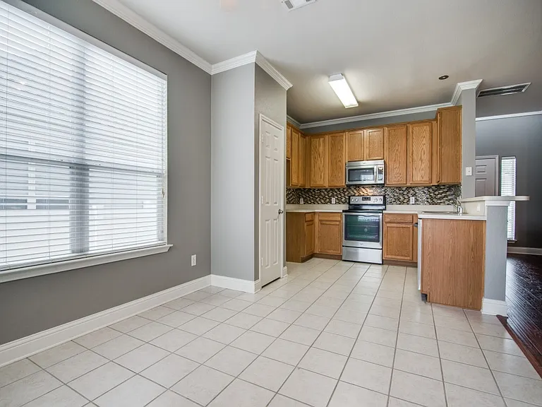 10120 Cherry Hill Ln — Photo 6