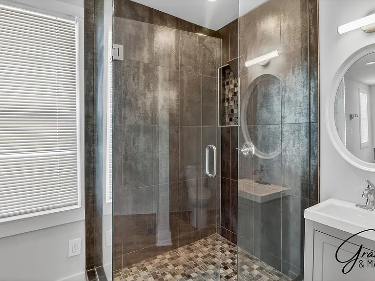 2315 Yemans St — Photo 21