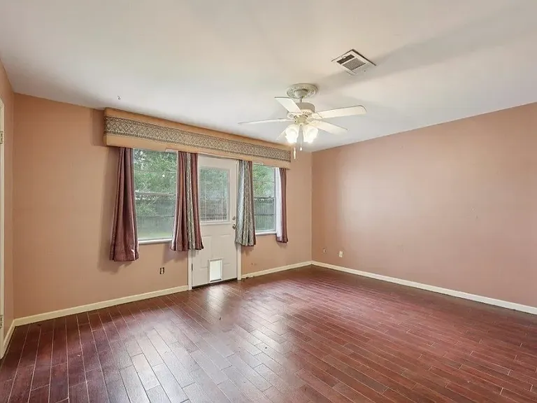5710 Glasgow Ln — Photo 4