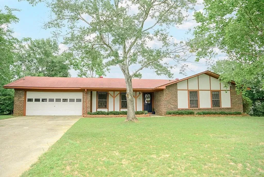 413 Christopher Dr — Photo 1