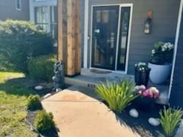 817 NW Golden Ct, Blue Springs, MO 64015