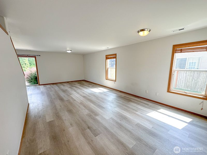 4th image of 17929 Silver Creek Avenue E