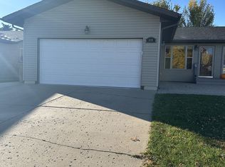 1119 32nd Ave SW, Minot, ND 58701