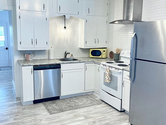 3rd image of 611 East Austin