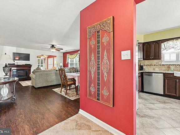 4th image of 20 Falmouth Dr