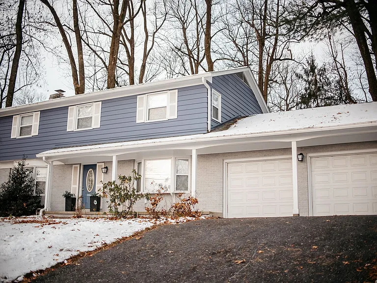 1449 Jill Dr — Photo 2