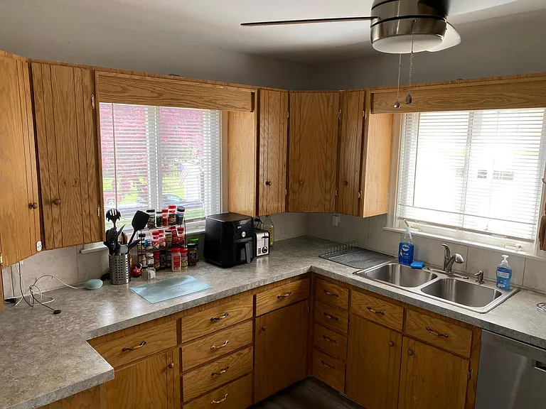 208 E Randolph St — Photo 9