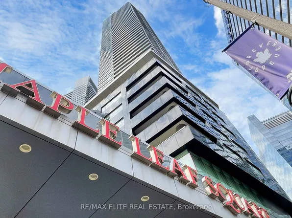 65 Bremner Blvd Unit 2208, Toronto, ON M5J 0A7