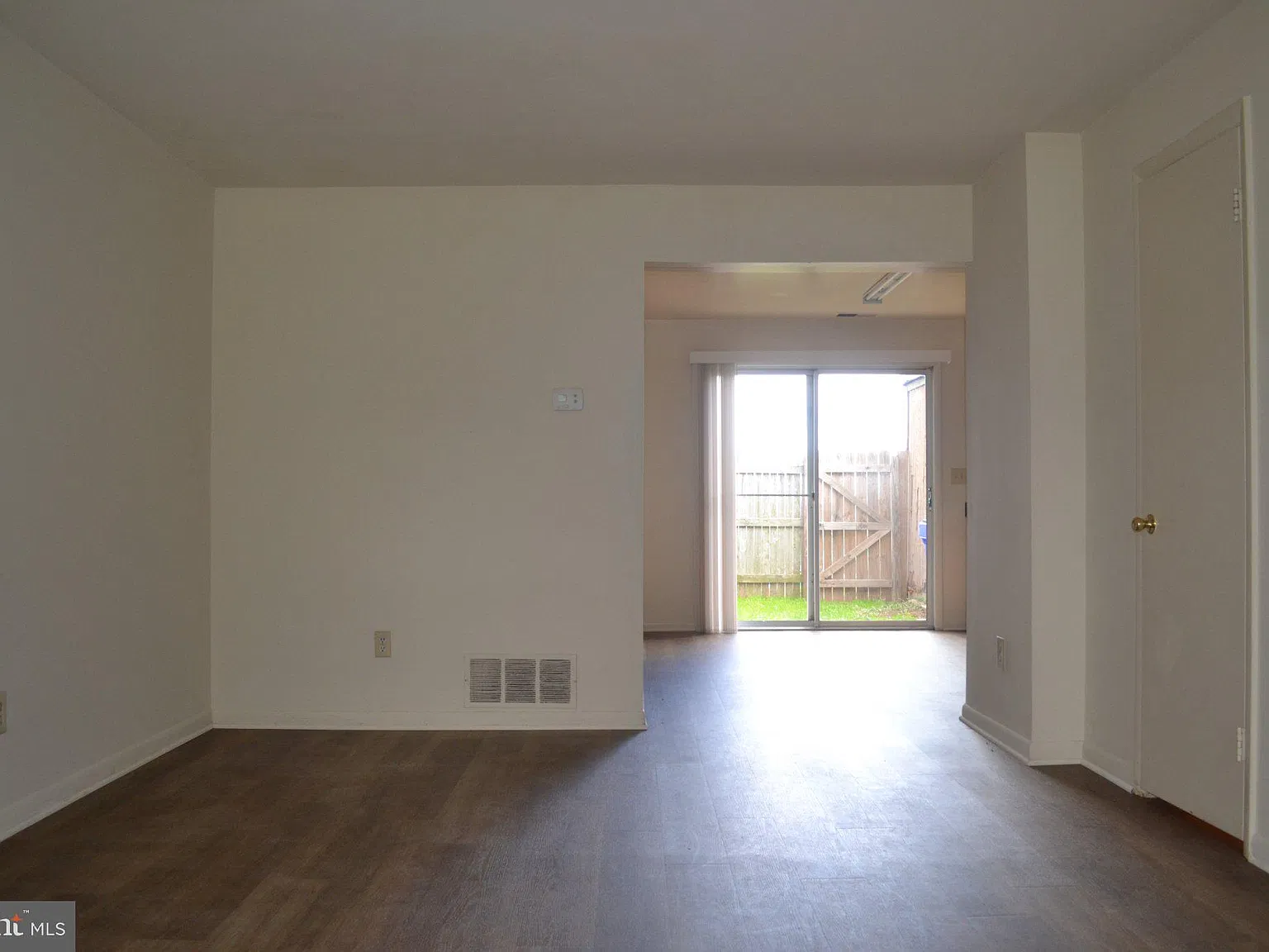 3 bed, 1.5 bath, 1024 sqft, $2,100 — Photo 2