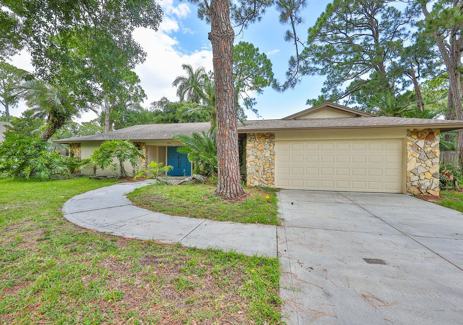 Move-In Special! 3 Beds 2 Baths Home with Jacuzzi & 2-Car Garage in Clearwater! — Photo 3