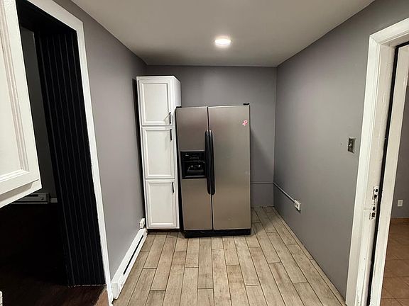 3rd image of 160 Oak St
