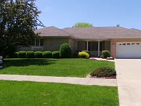 2004 Douglas St photo 1