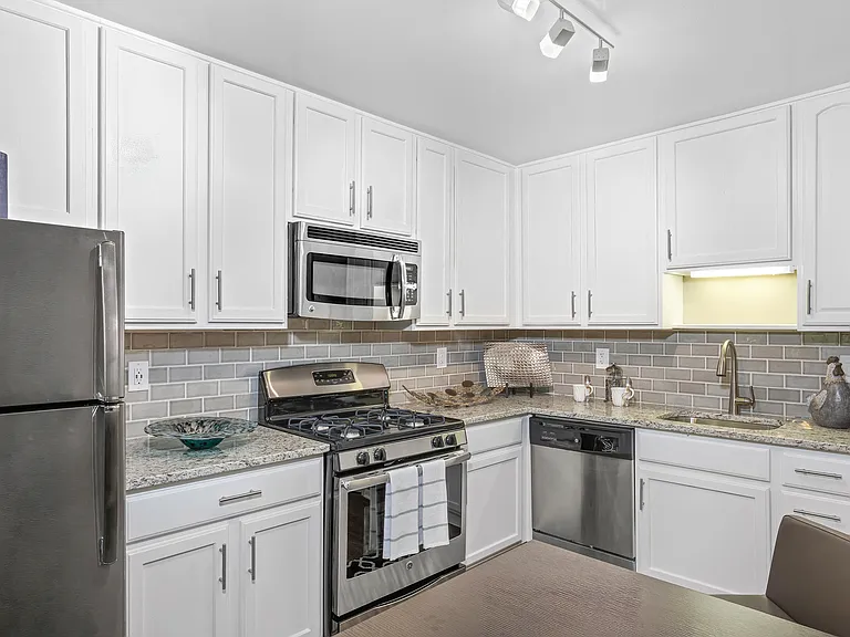 Versailles Apartments — Photo 7