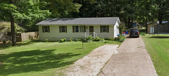 410 Hickory Ln — Photo 1