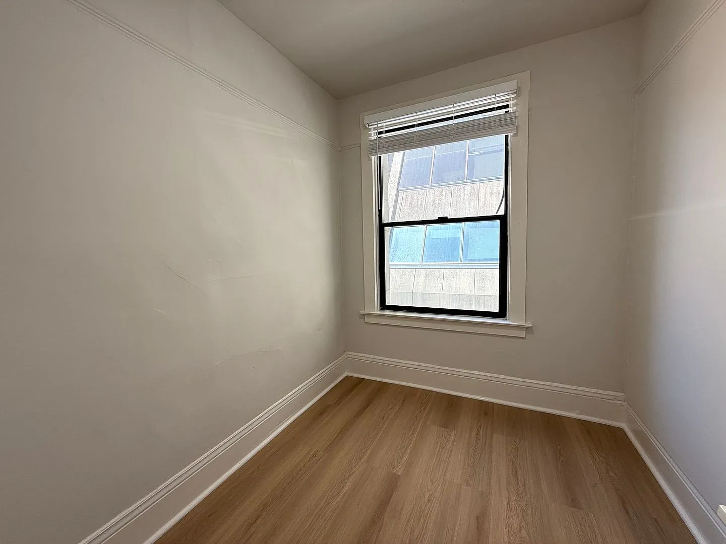 One Month Free!! Street-Facing Private Room near Financial District! — Photo 3