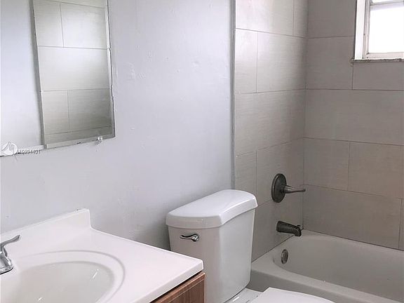 4th image of 420 SW 1st Ct #1-3