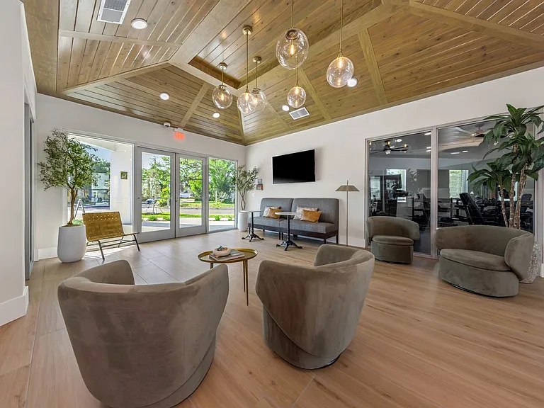 Everest Largo Apartments — Photo 42