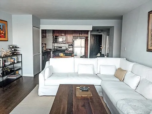1 bed, 900 sqft, $2,700 — Photo 3