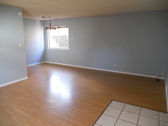 living room/dinning area