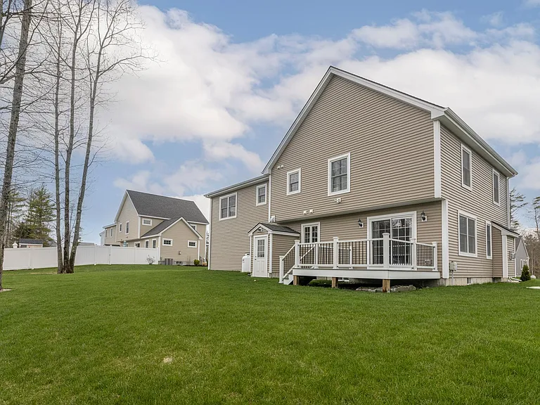 11 Dylan Dr — Photo 3