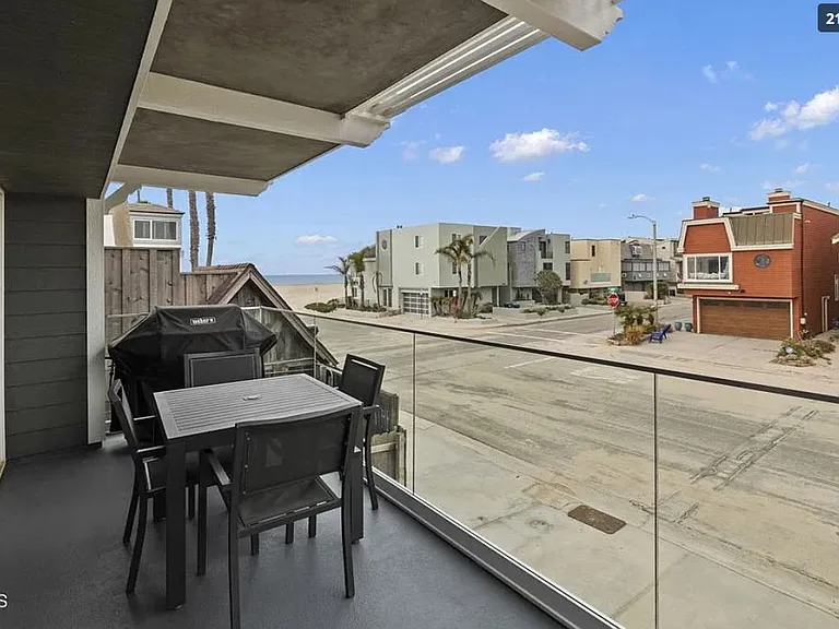 104 La Brea St — Photo 4