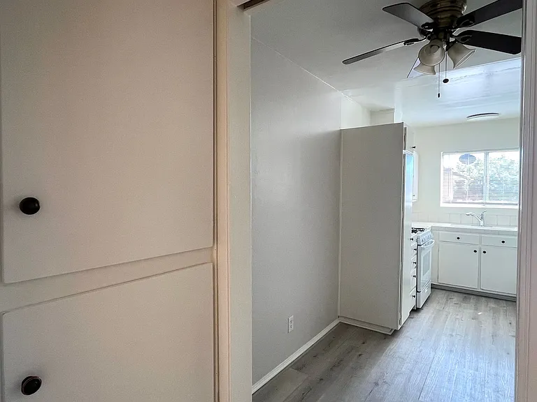39th Apartments — Photo 12