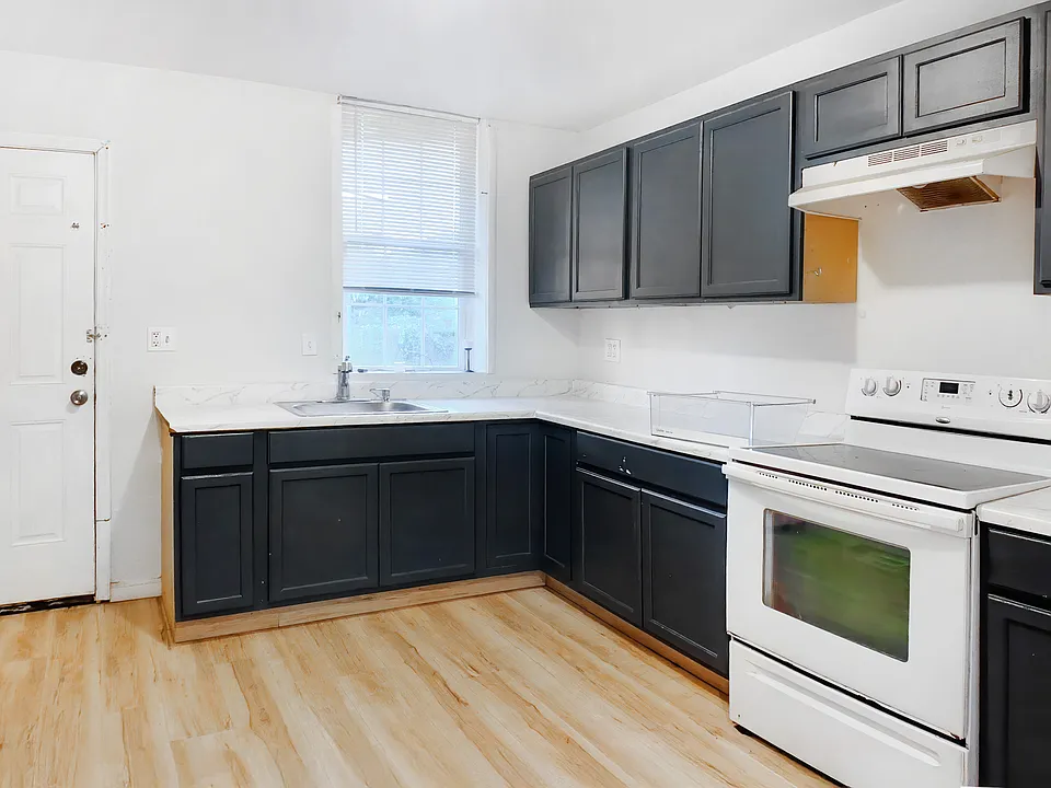 2851 W North Ave