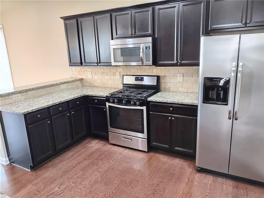 4 bed, 2.5 bath, 2483 sqft, $2,800 — Photo 3