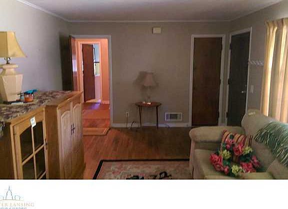 3rd image of 554 E Durand St