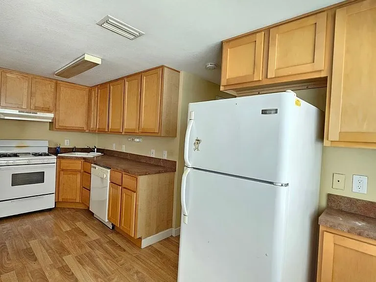 117 N Evergreen Ave #205 — Photo 6