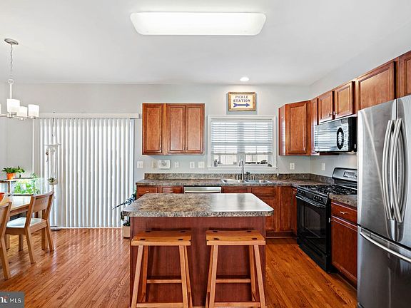 4th image of 104 Clearwater Ct