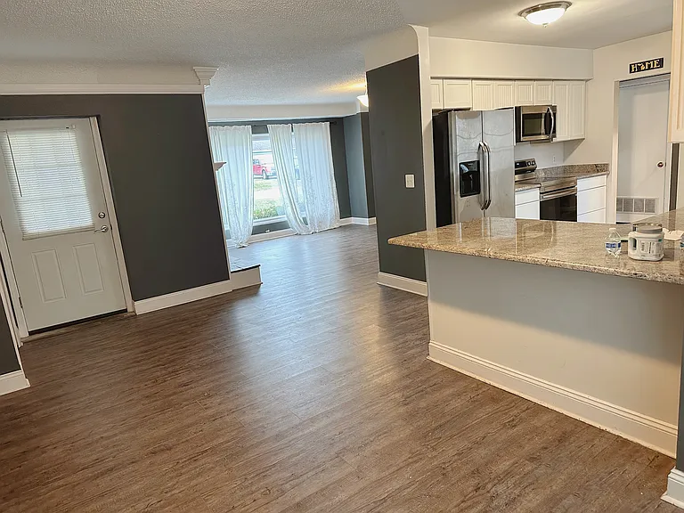 671 E Crest Ln — Photo 4