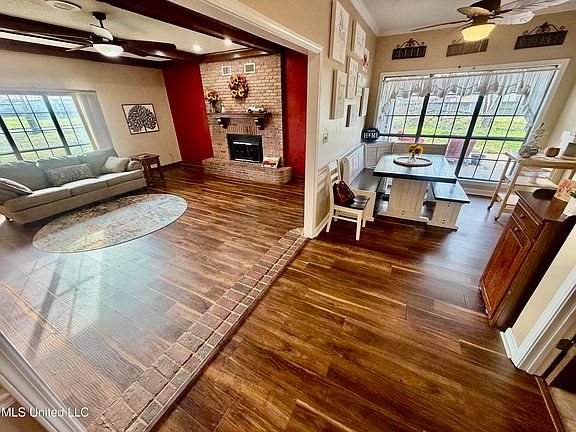 3rd image of 407 Juniper Ln