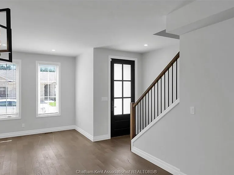 864 Park Ave W — Photo 6