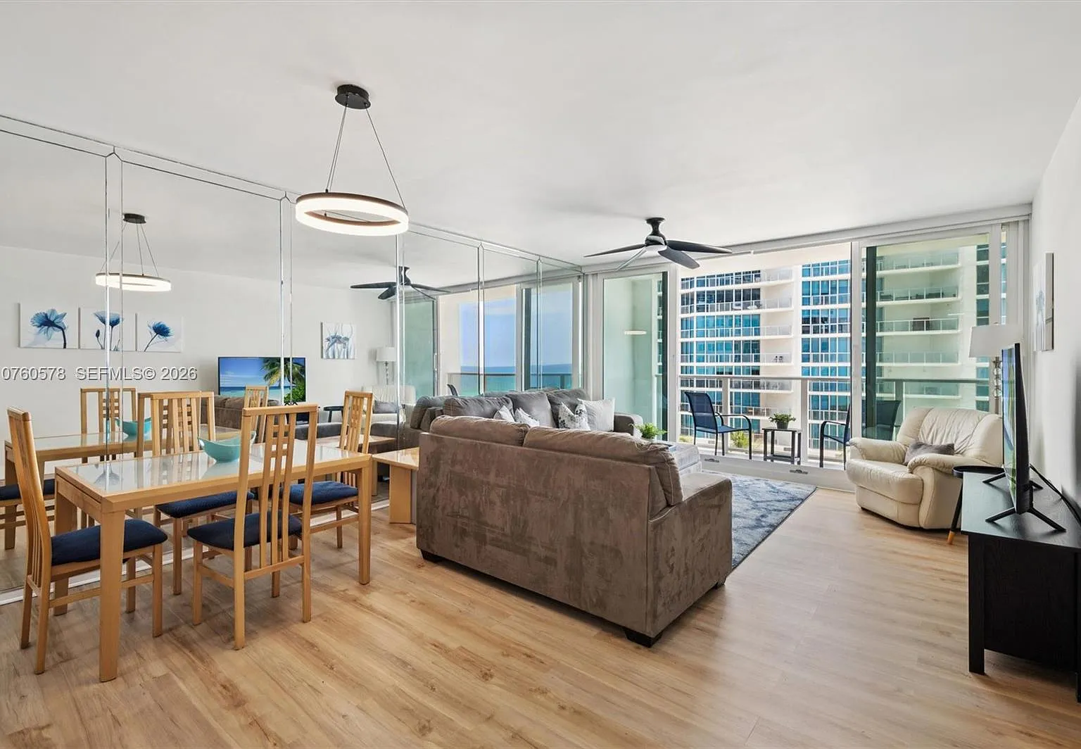 Alexander Towers Condo — Photo 4