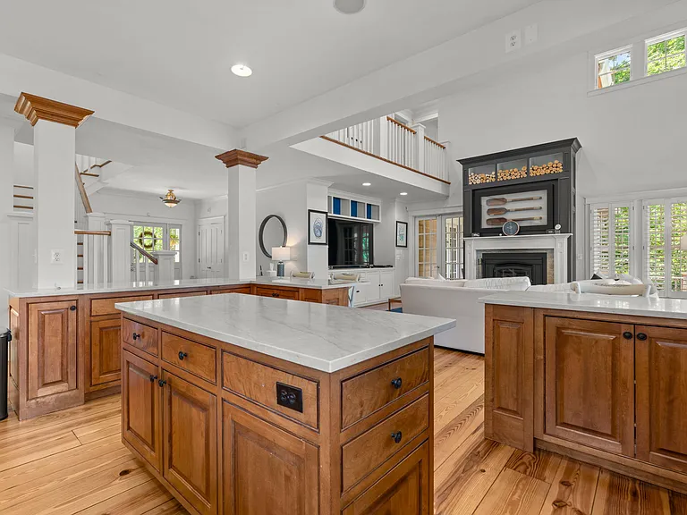 2942 Edgewater Dr — Photo 9