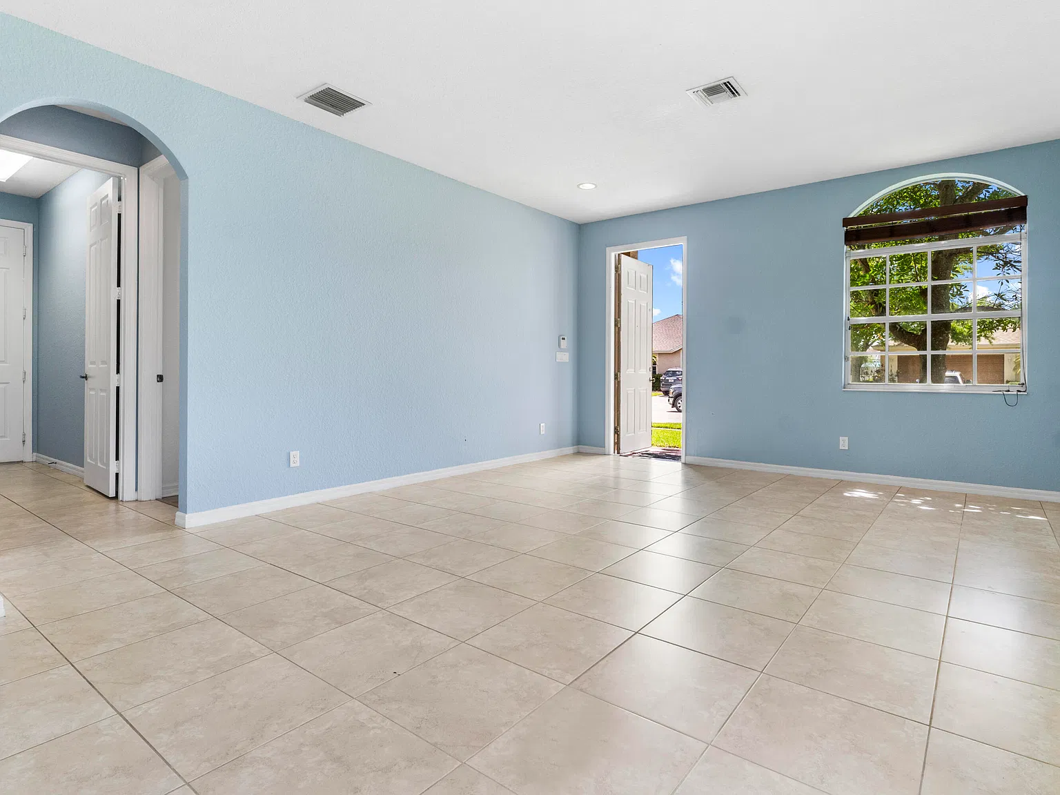 3 bed, 2.0 bath, 1620 sqft, $2,100 — Photo 4