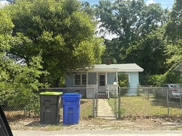 203 S 5th St, Spring Lake, NC 28390