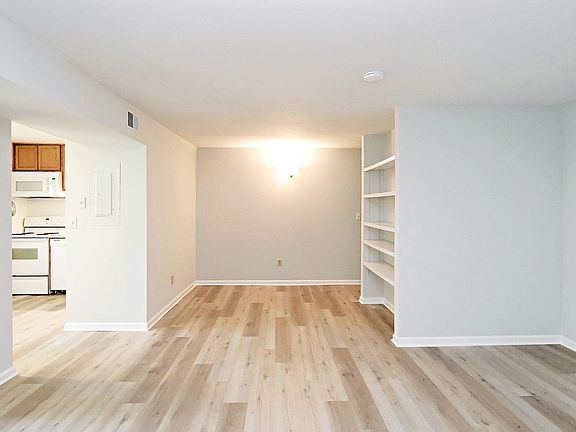 2nd image of 10 Spring Ct