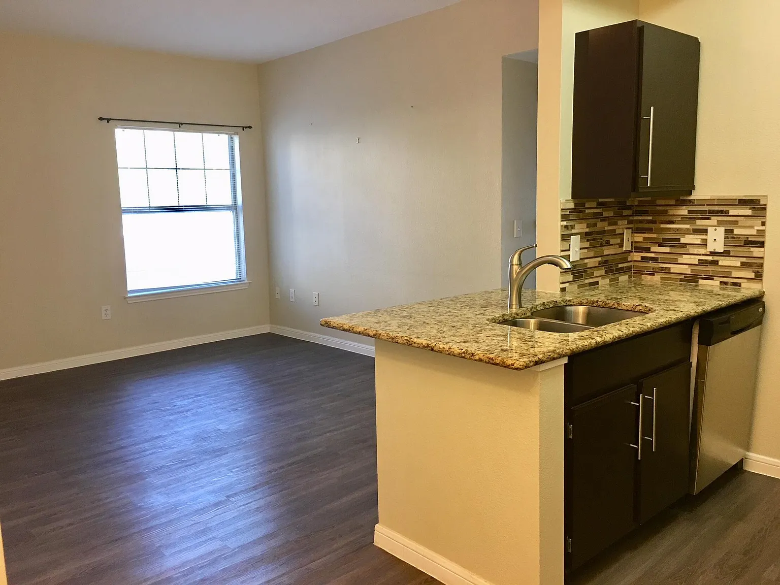 1 bed, 1.0 bath, 799 sqft, $1,075 — Photo 2