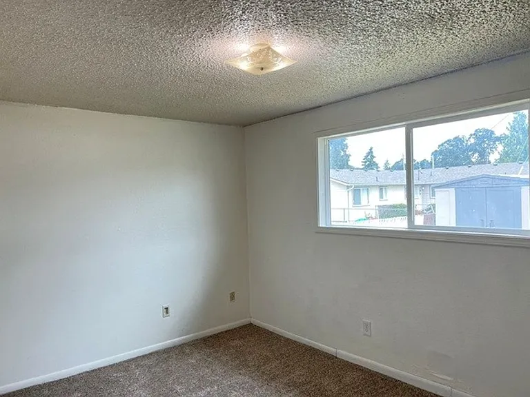 385 Dianne Ct — Photo 18