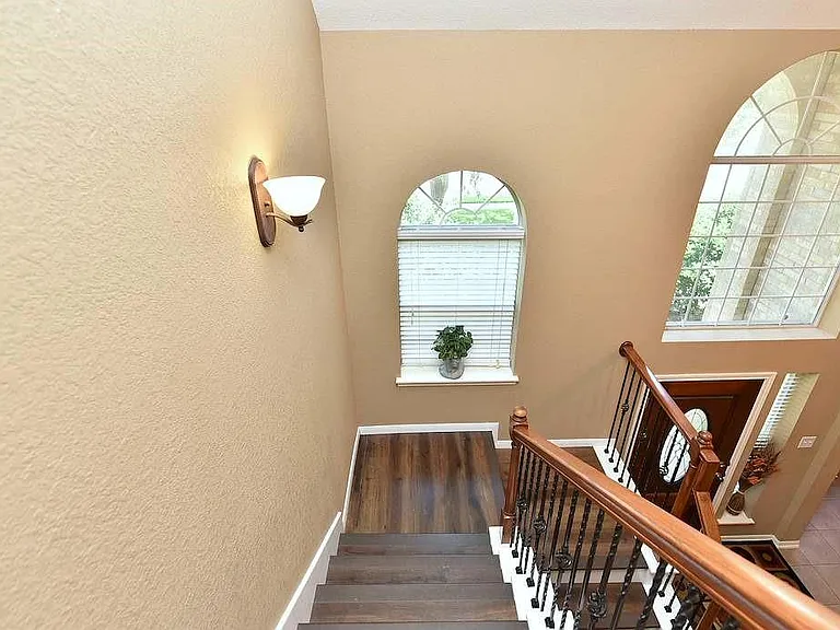 22121 Atwater Canyon Ln — Photo 22