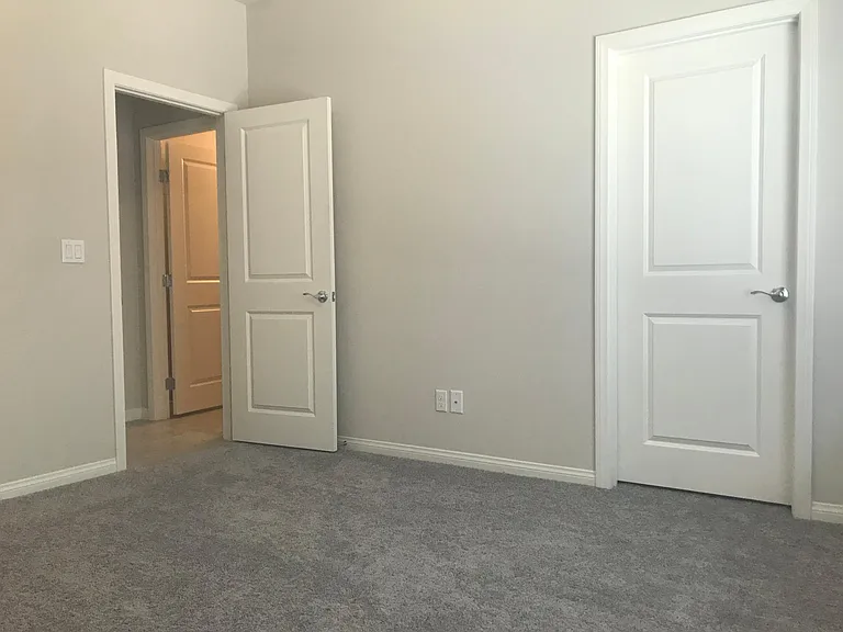 Guest bedroom (downstairs)