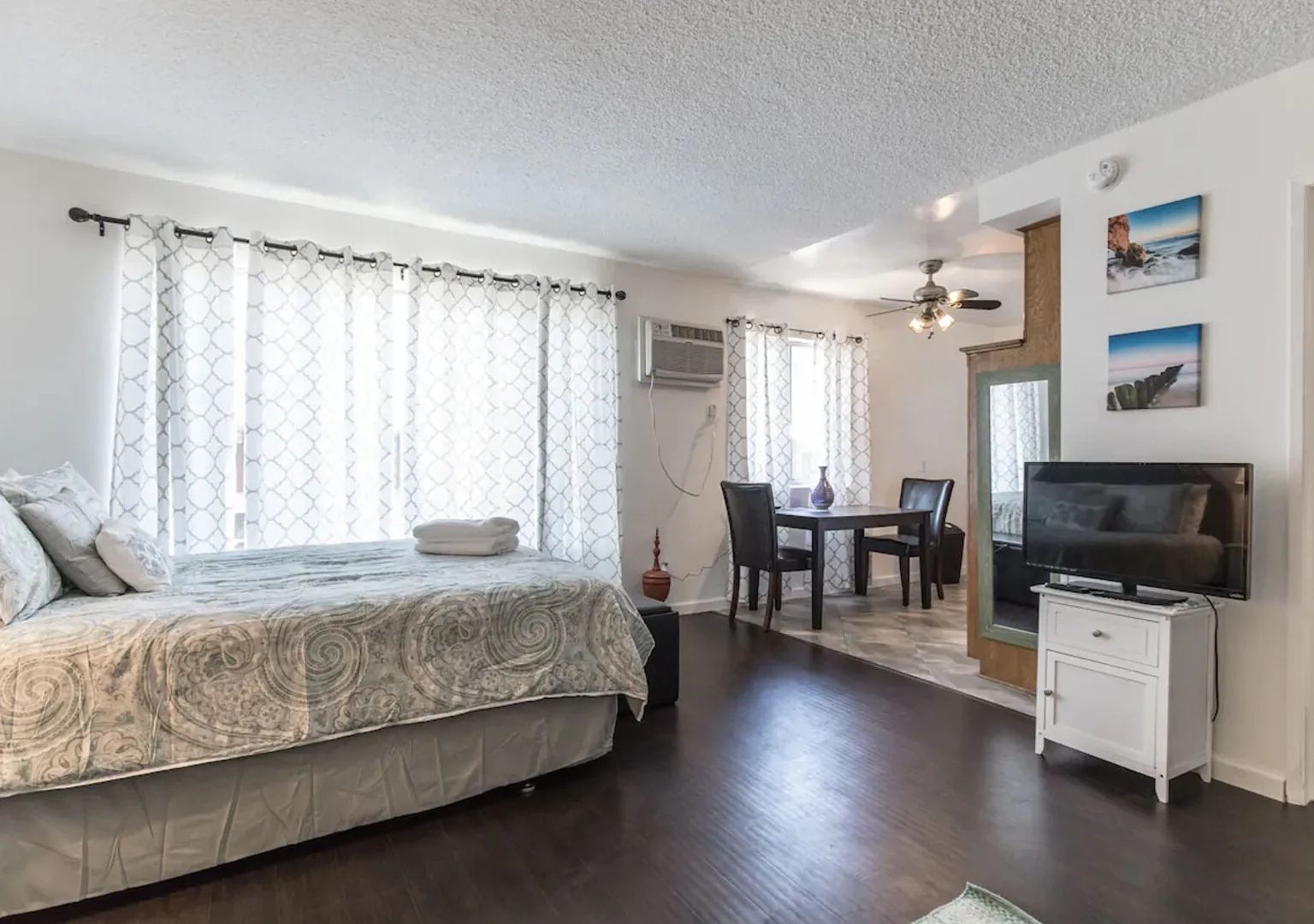 Sunny Studio Apt in Heart of Weho with Parking — Photo 3