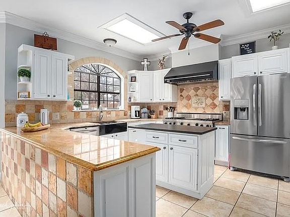 3rd image of 10571 Pineview Cir
