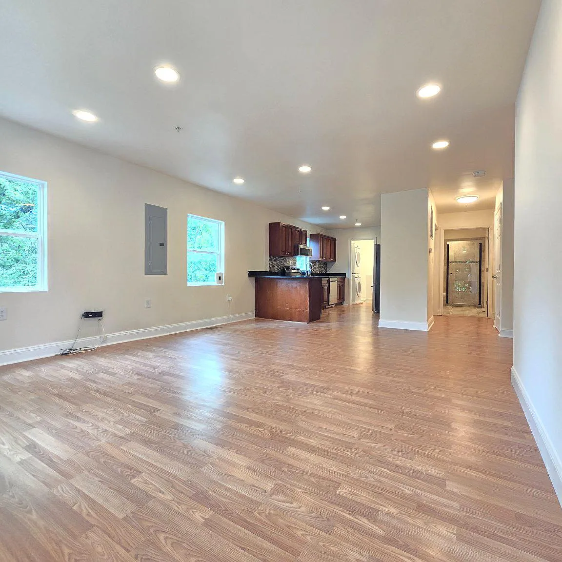 6 bed, 3.0 bath, 1920 sqft, $5,300 — Photo 2