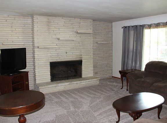 4th image of 2626 E Riverview Dr