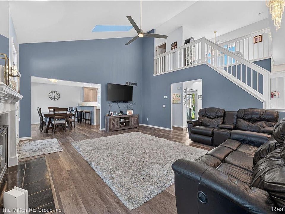 22290 Genesis Dr, photo 9