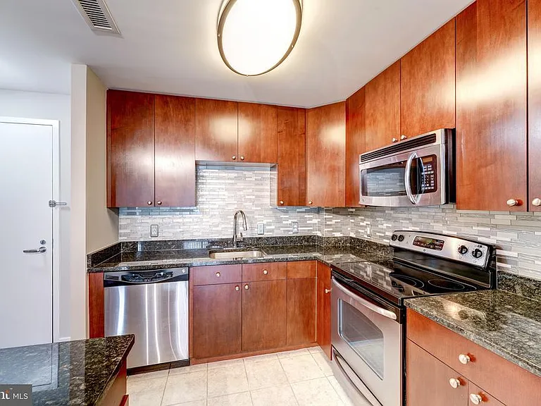 155 Potomac #432 — Photo 7