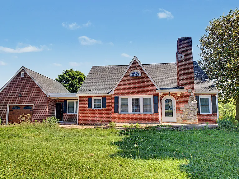 342 W Old Cross Rd — Photo 1